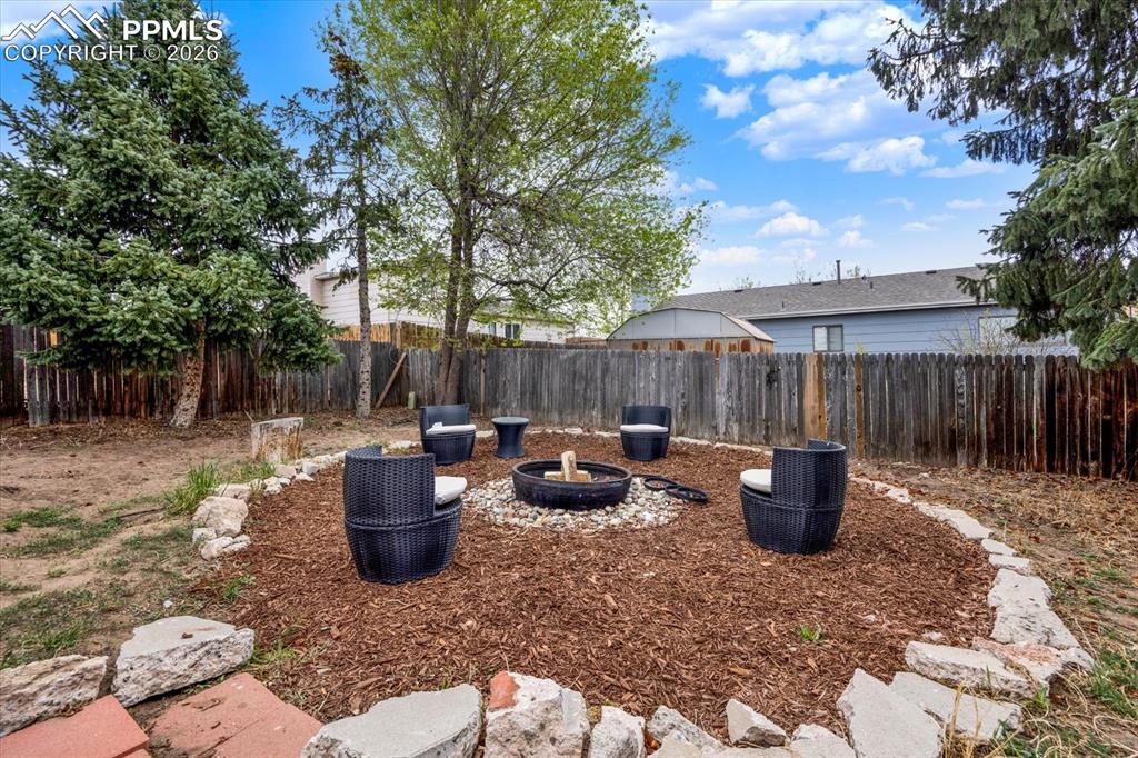 Image 32 of 48: Yard