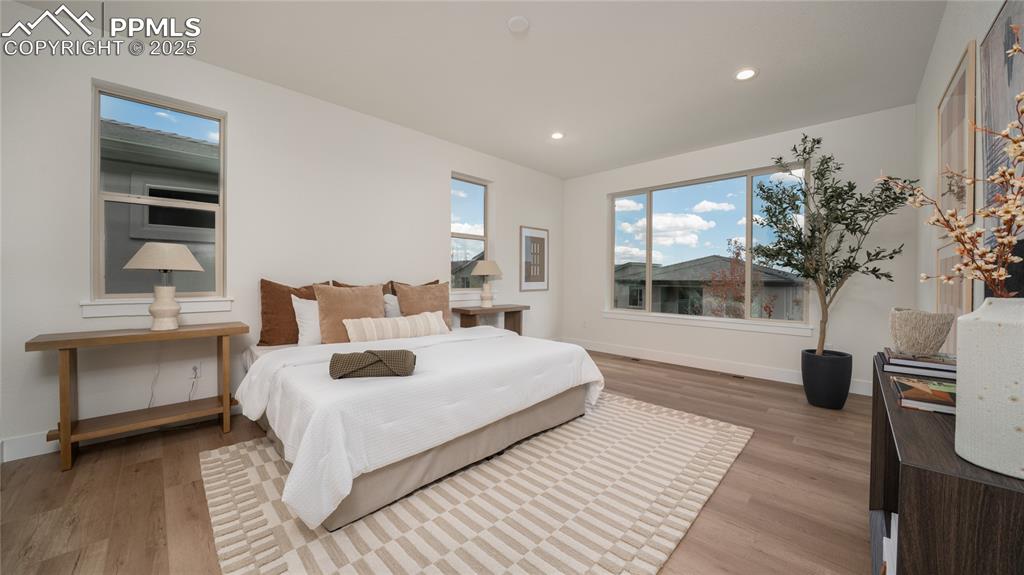 Image 12 of 28: Bedroom