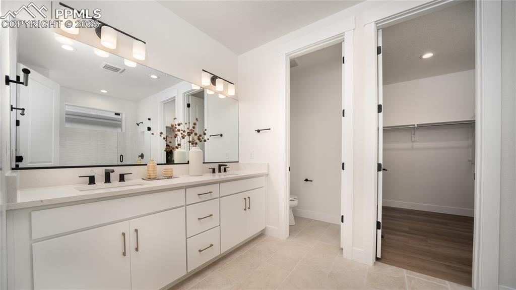 Image 14 of 28: Bathroom