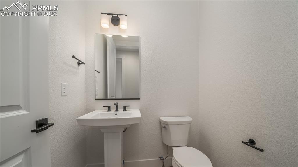 Image 18 of 28: Bathroom