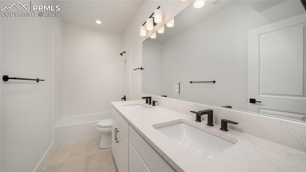 Image 21 of 28: Bathroom