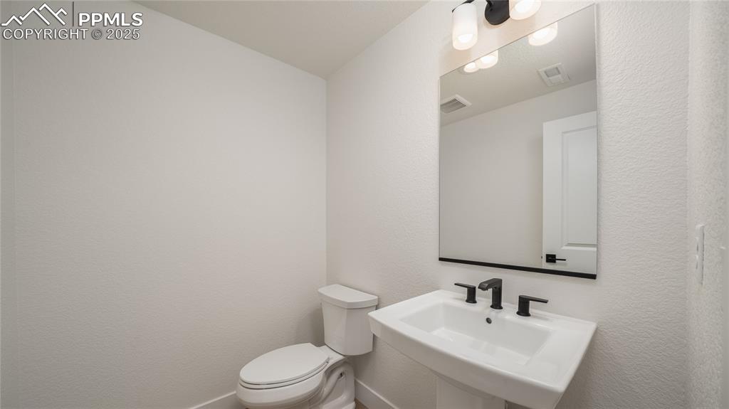 Image 9 of 28: Bathroom