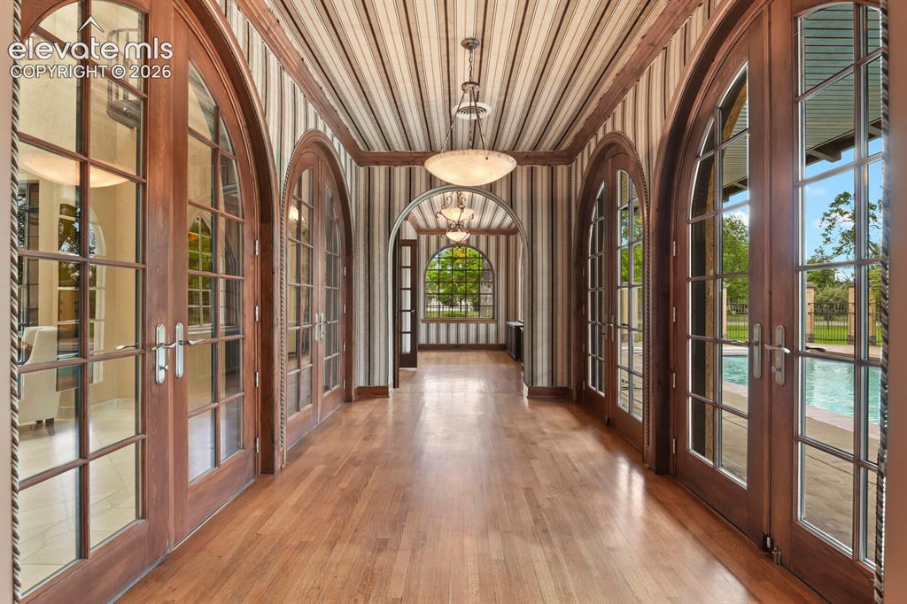 Image 12 of 50: Hallway