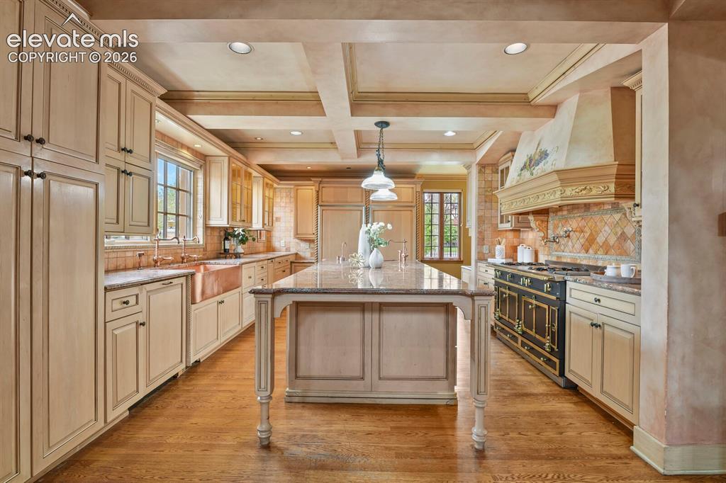 Image 13 of 50: Kitchen