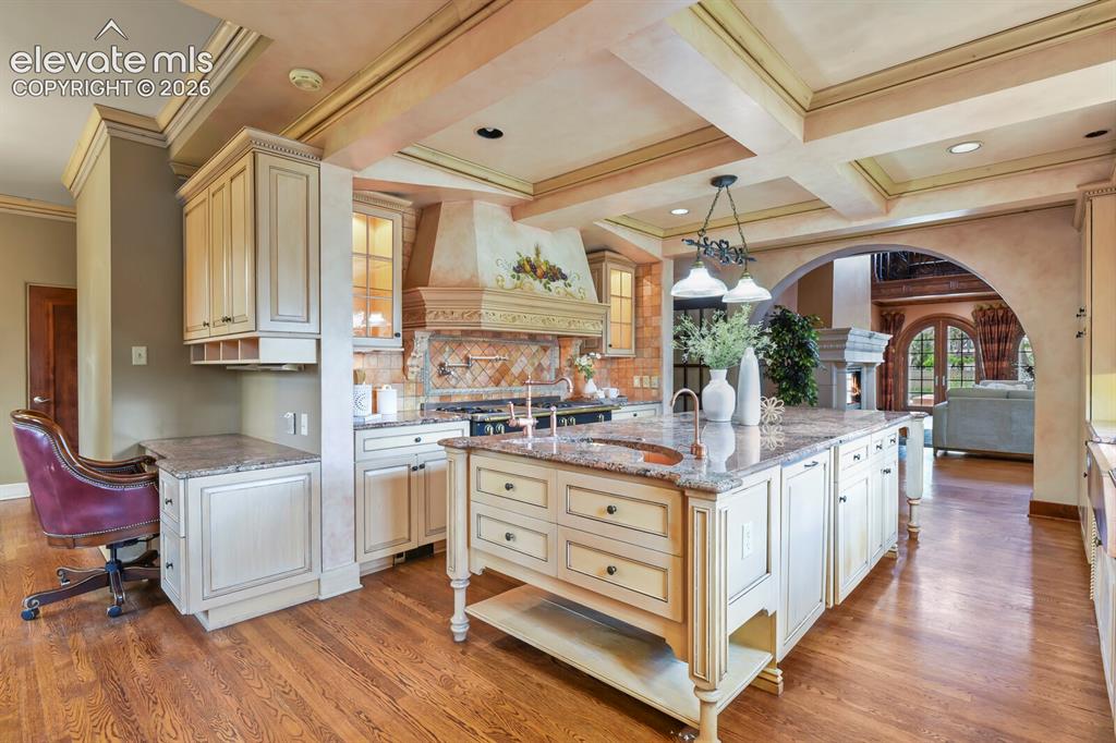 Image 14 of 50: Kitchen