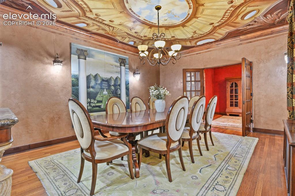 Image 21 of 50: Dining Room