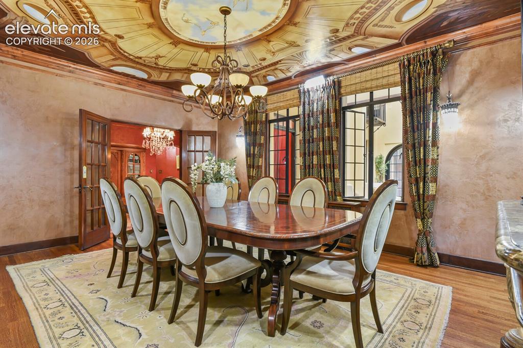Image 22 of 50: Dining Room