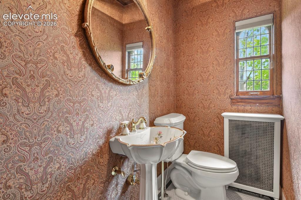 Image 9 of 50: Bathroom