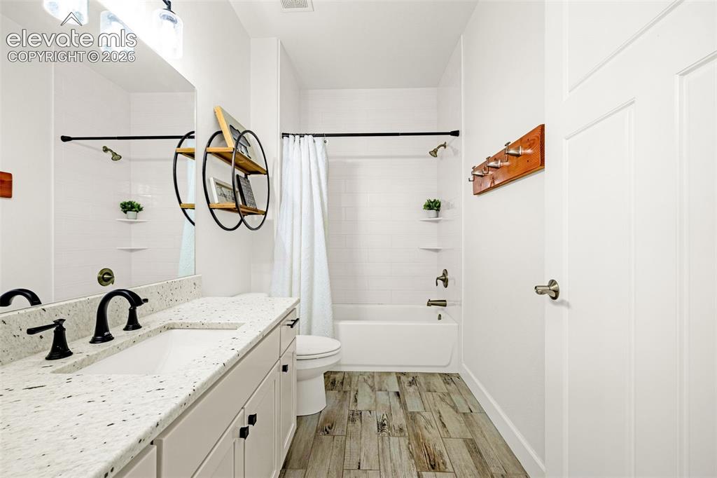 Image 16 of 35: Bathroom
