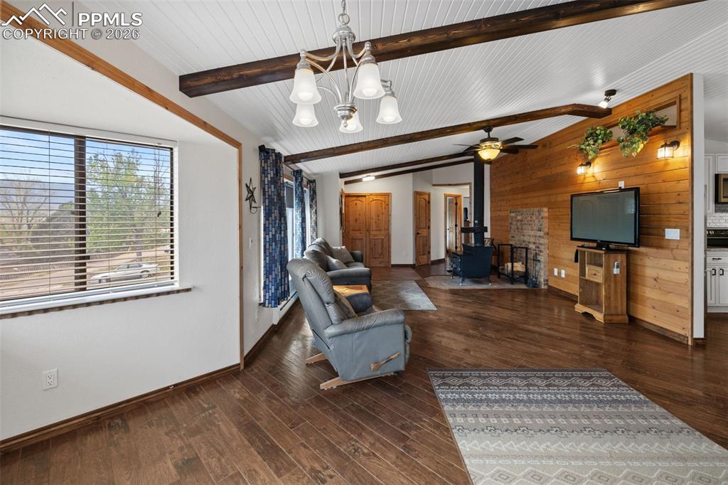 Image 14 of 48: Dining Area