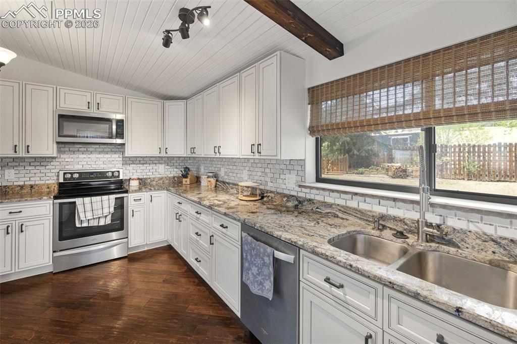 Image 18 of 48: Kitchen