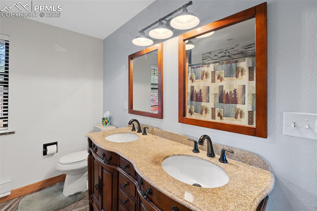 Image 22 of 48: Master Bedroom