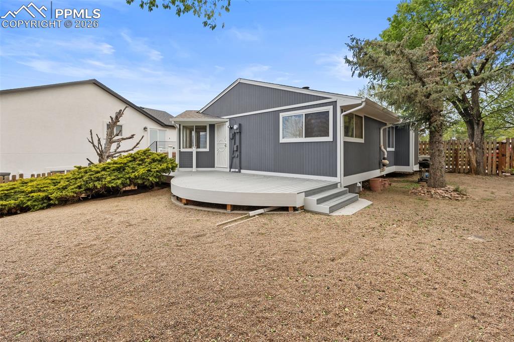 Image 40 of 48: Yard