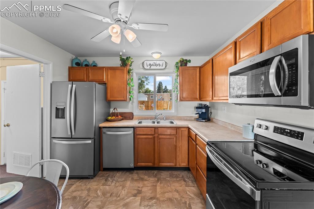 Image 11 of 43: Kitchen