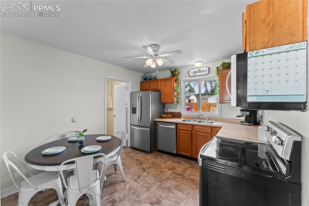 Image 13 of 43: Kitchen
