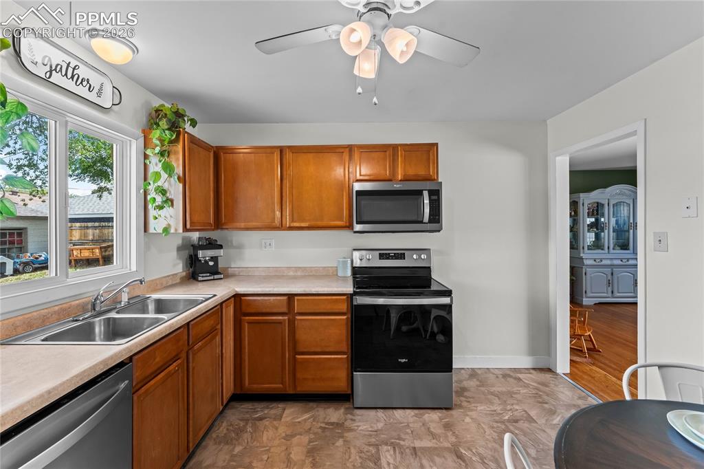 Image 14 of 43: Kitchen