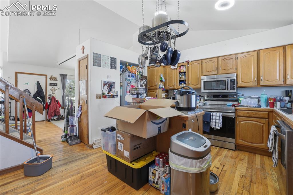 Image 11 of 41: Kitchen