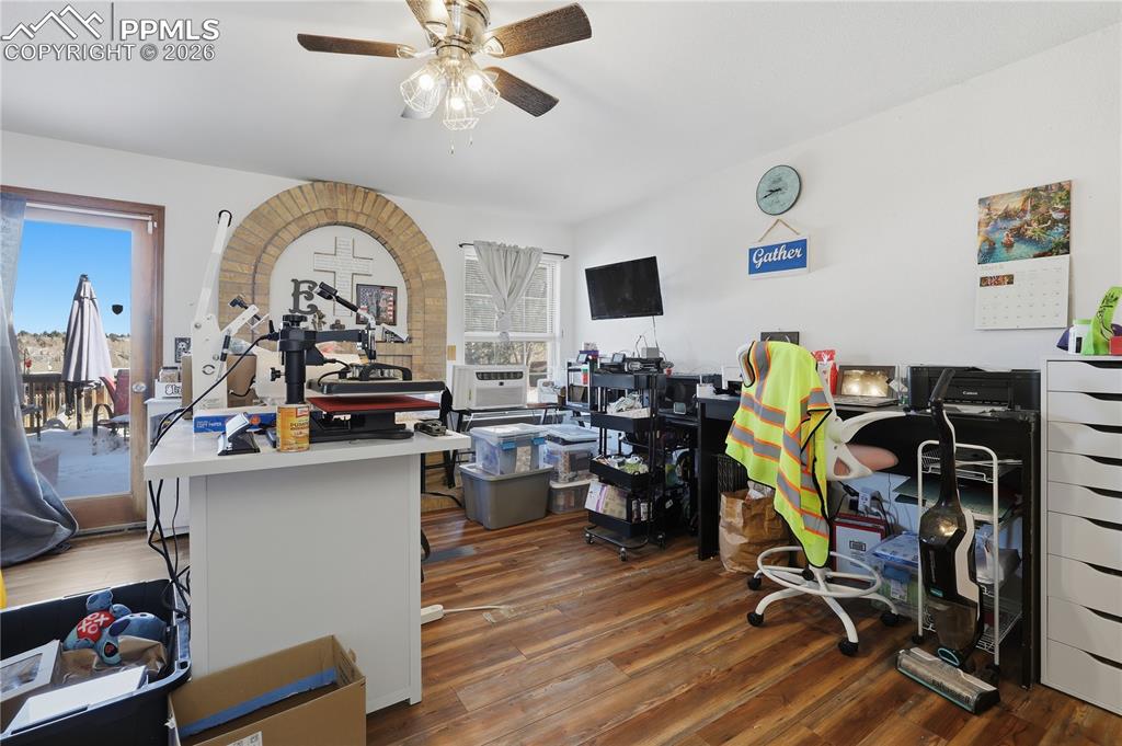 Image 14 of 41: Office