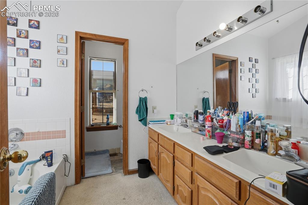 Image 19 of 41: Bathroom