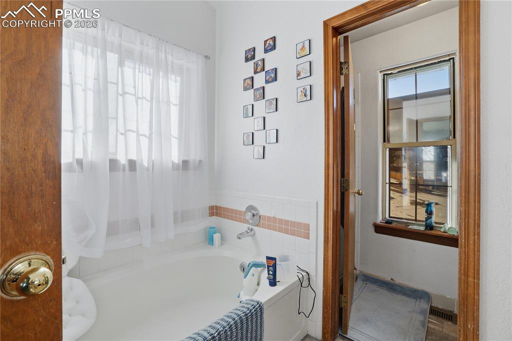 Image 20 of 41: Bathroom