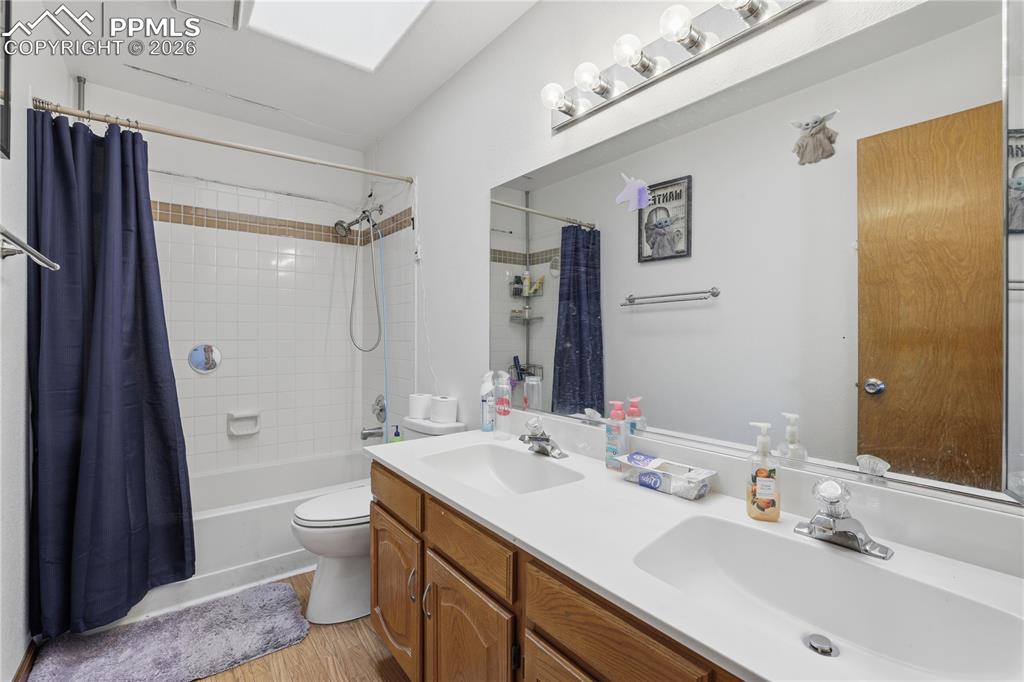 Image 22 of 41: Bathroom