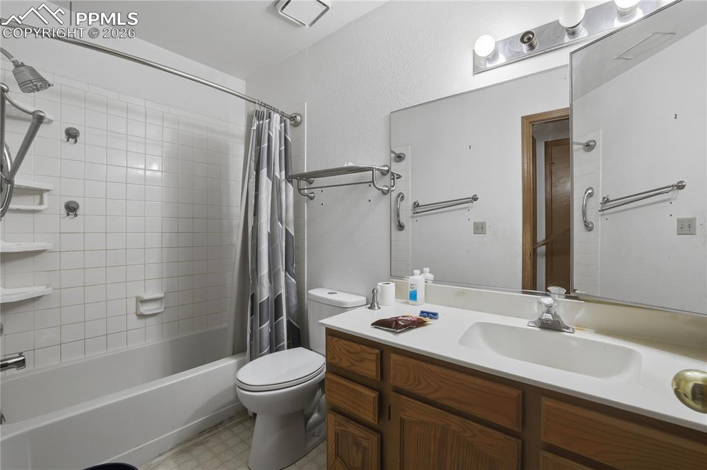 Image 24 of 41: Bathroom