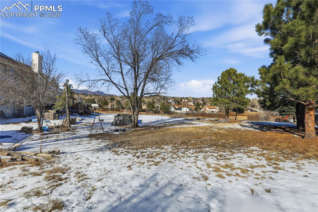 Image 34 of 41: Yard