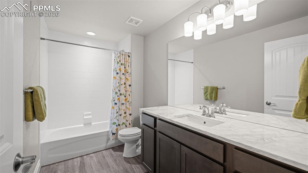 Image 25 of 46: Bathroom