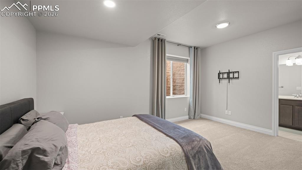 Image 32 of 46: Bedroom