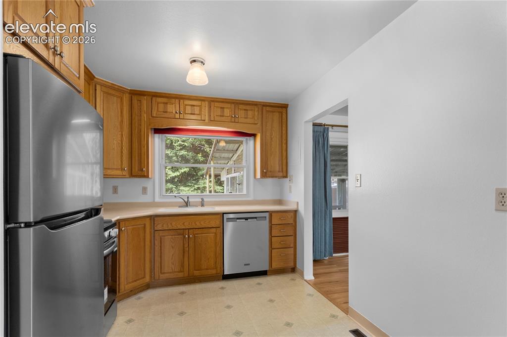 Image 16 of 35: Kitchen
