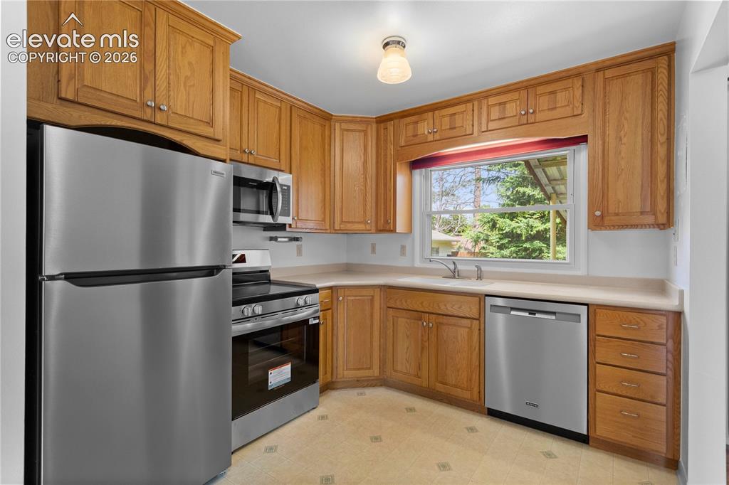 Image 17 of 35: Kitchen