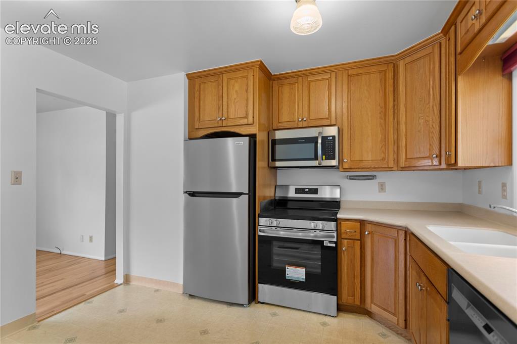 Image 18 of 35: Kitchen