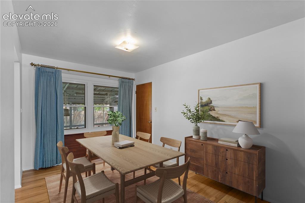 Image 19 of 35: Dining Area