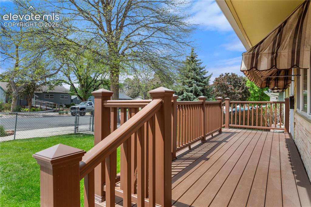 Image 5 of 35: Deck