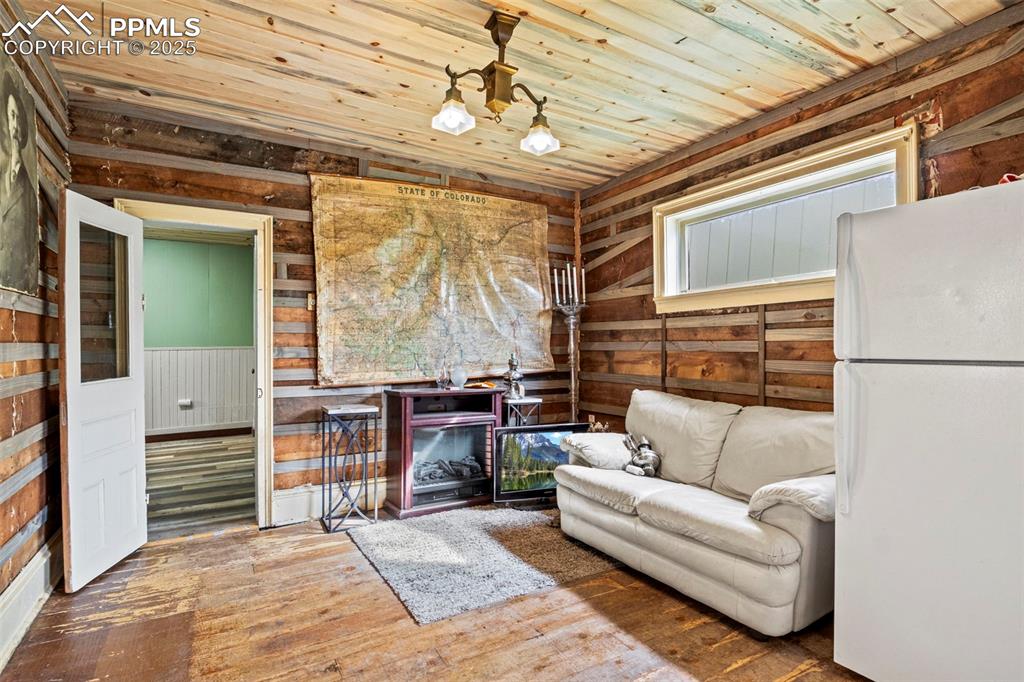 Image 10 of 32: Sitting Room