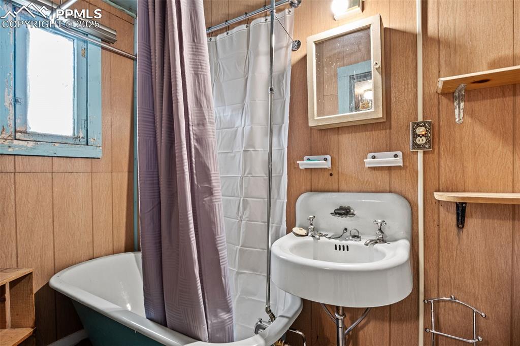 Image 15 of 32: Bathroom
