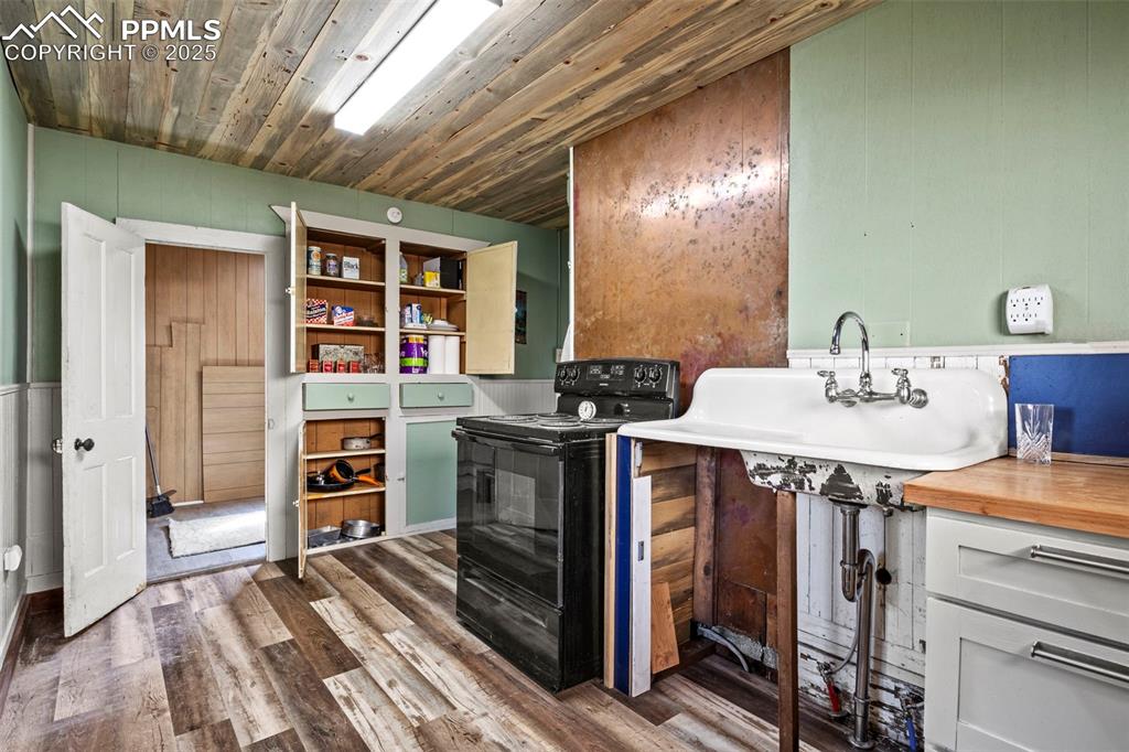 Image 20 of 32: Kitchen