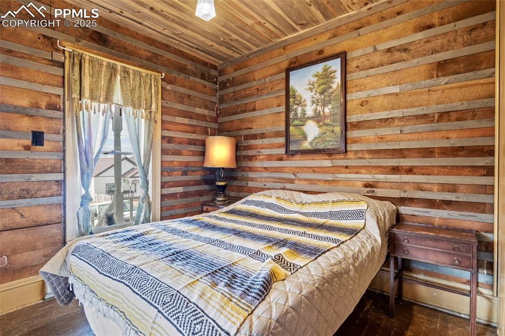 Image 7 of 32: Bedroom