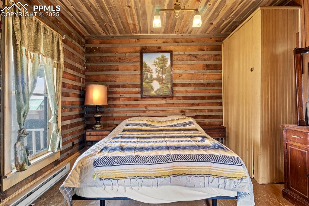 Image 8 of 32: Bedroom