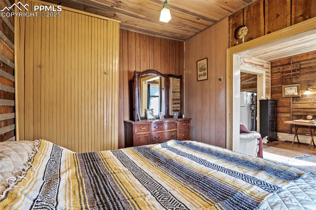 Image 9 of 32: Bedroom