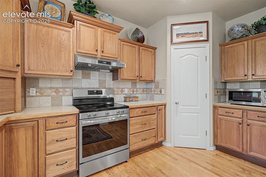 Image 8 of 31: Kitchen