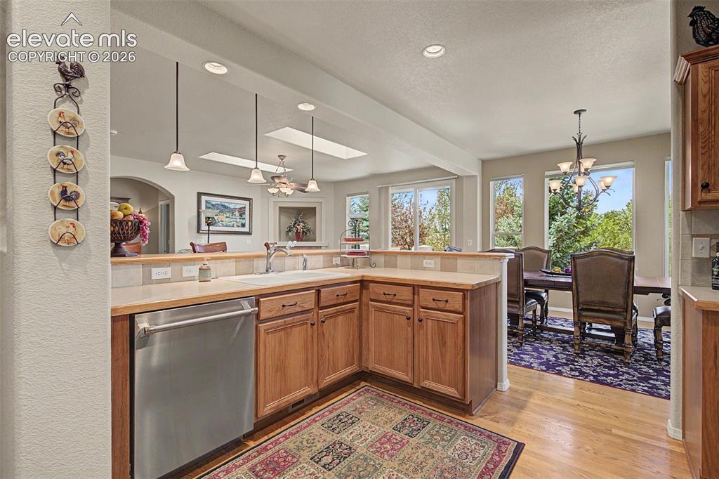 Image 9 of 31: Kitchen