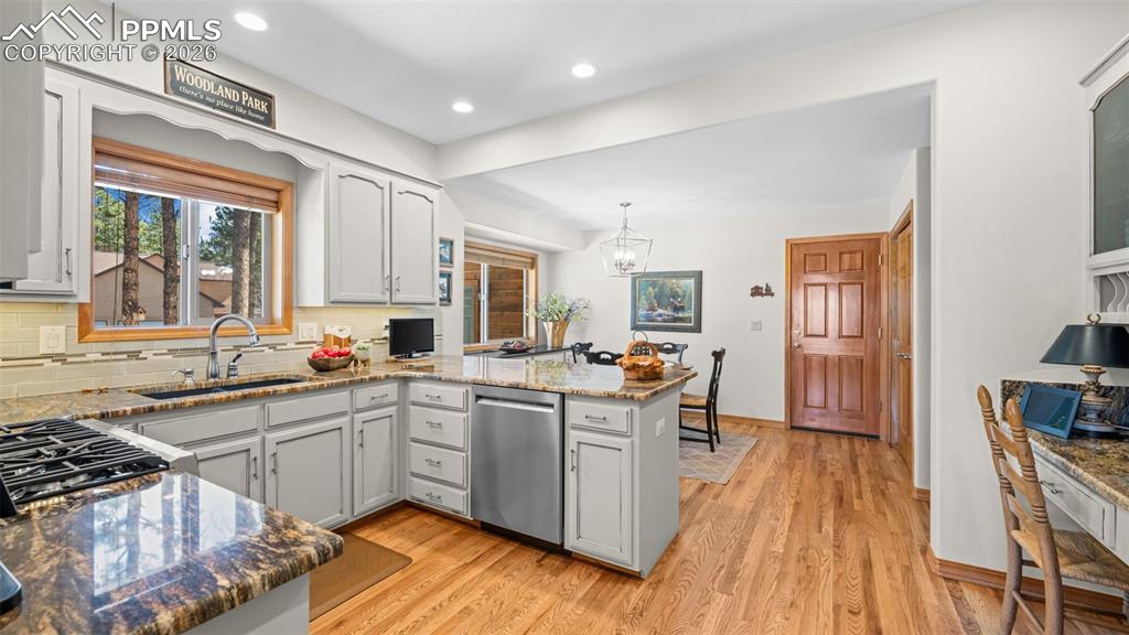 Image 16 of 47: Kitchen