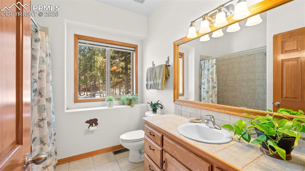 Image 22 of 47: Bathroom