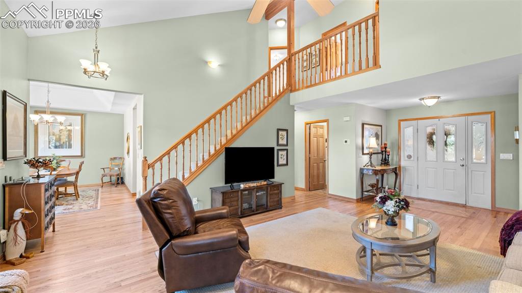 Image 24 of 47: Genuine Hardwood Floors!