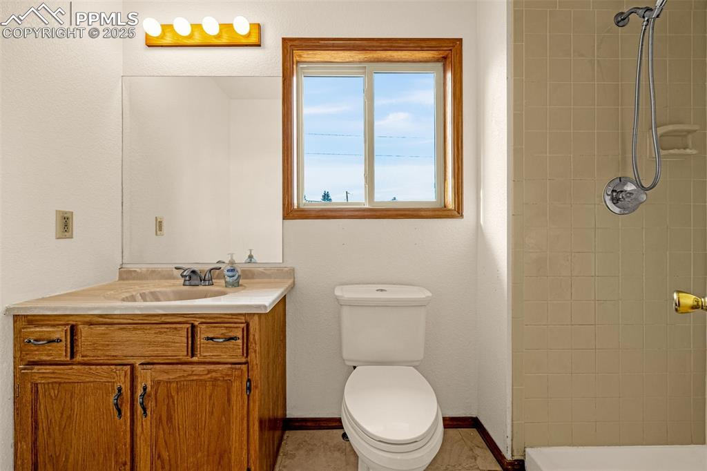 Image 13 of 33: Bathroom