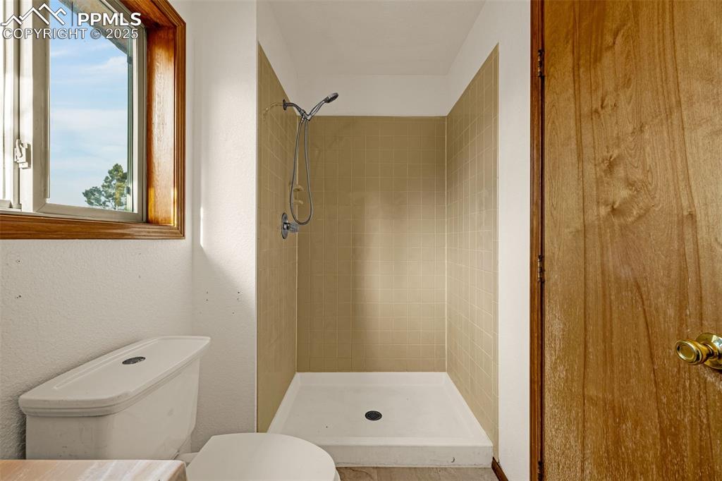 Image 14 of 33: Bathroom