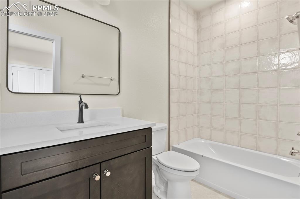 Image 22 of 32: Bathroom