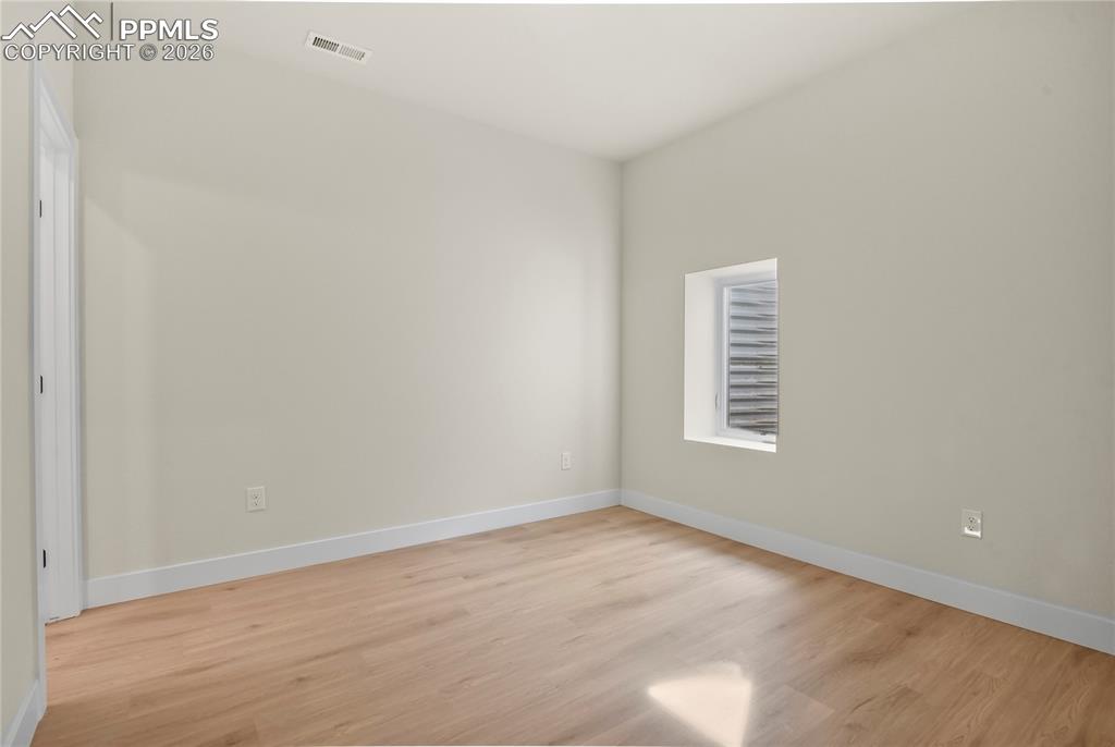 Image 24 of 32: Bedroom