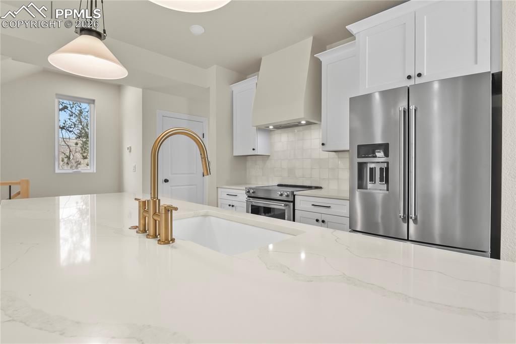 Image 3 of 32: Kitchen